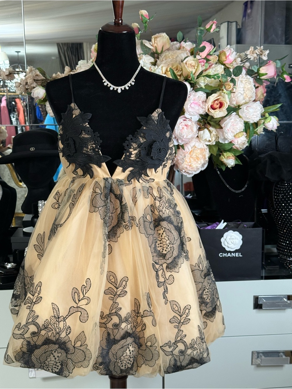 AKIRA Champagne and Black Lace Babydoll Dress. 🤎